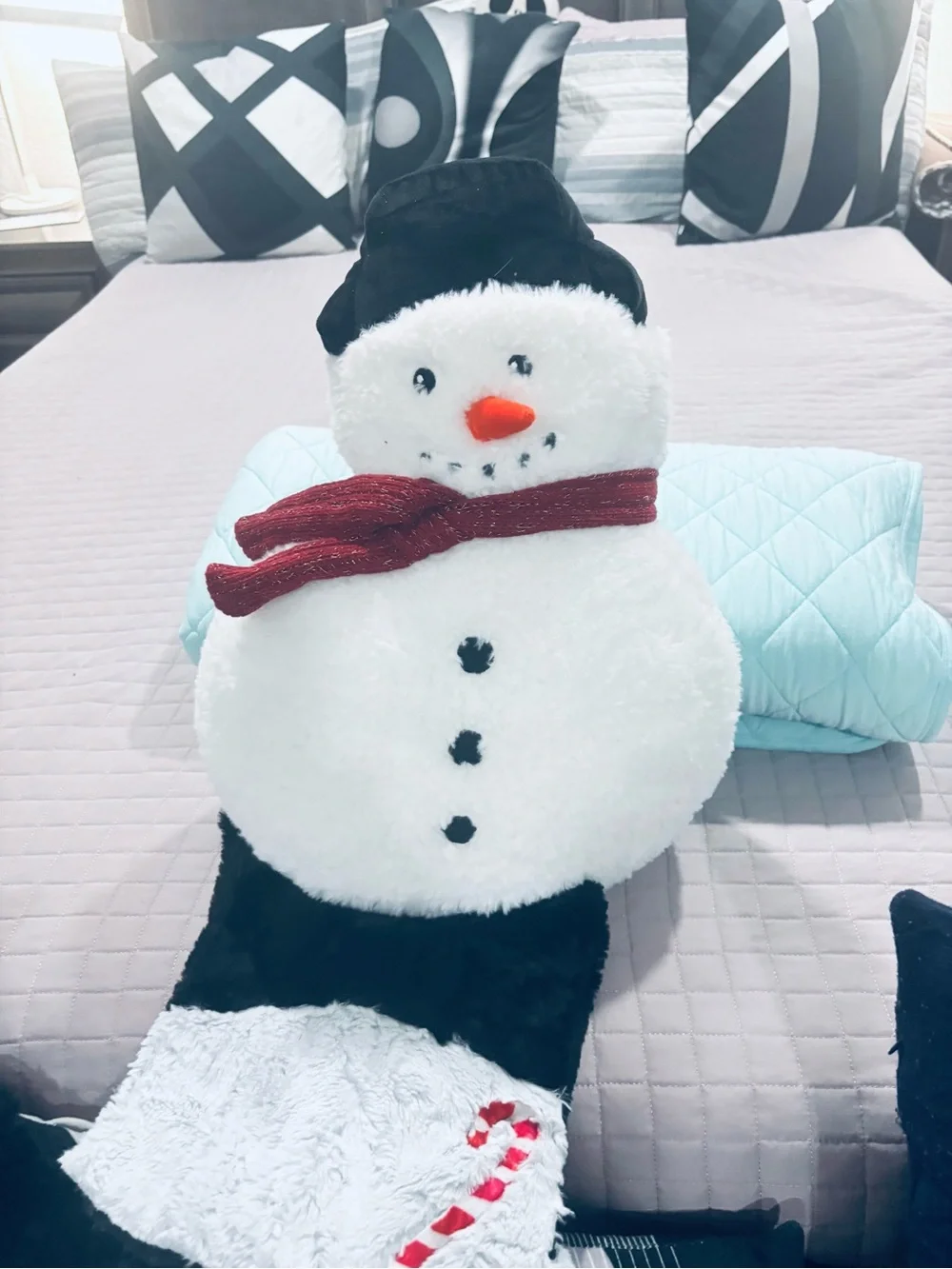 Plush Snowman Throw Blanket and Decorative Snowman Set - White. 4 pieces